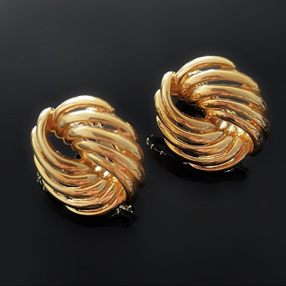 Napier Jewelry - **SOLD**✨Stunning VTG Signed Napier Screwback Clip On Ears